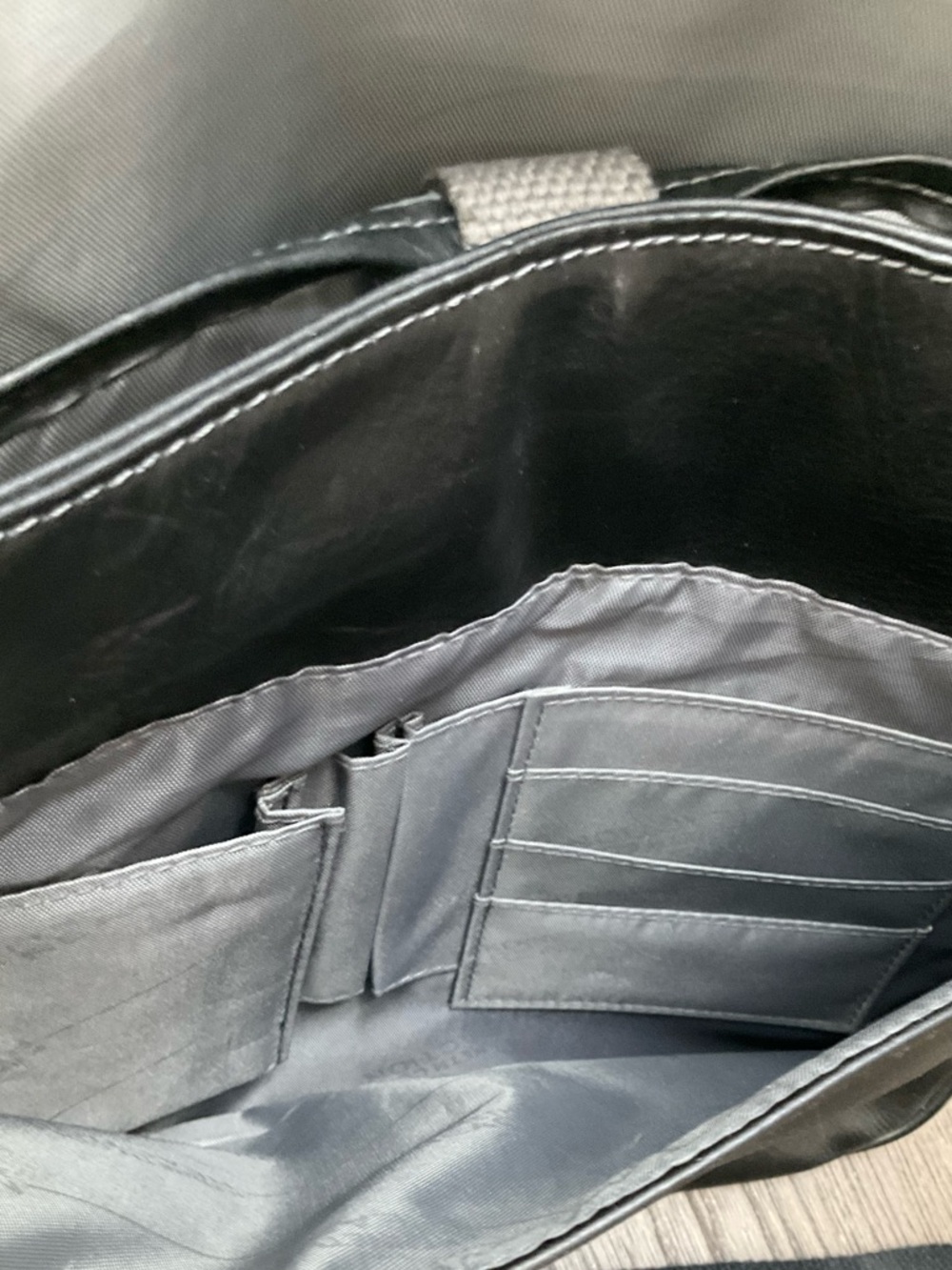 Kenneth Cole Reaction Leather Tablet Shoulder Messenger Bag Colombian EUC - Picture 16 of 16